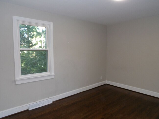 Building Photo - 506 James Ave