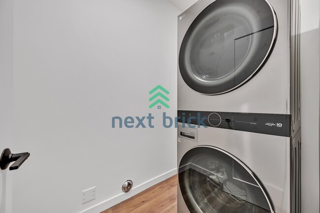 Building Photo - Charming 2-Bed, 2-Bath Townhouse Retreat in Seattle's Vibrant Heart – 1100 Sq Ft of Modern Living!