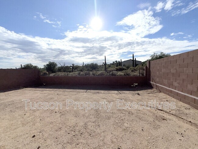 Building Photo - 9329 N Peridot Vis Ave