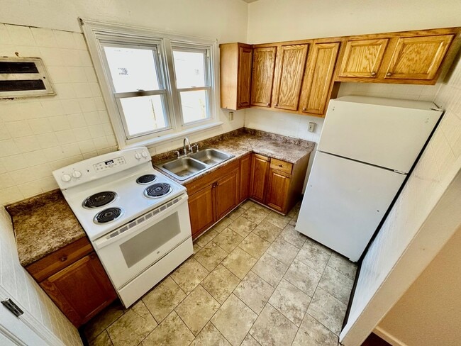 Building Photo - Renovated 4 bedroom, 1.5 bathroom house in South Allentown!