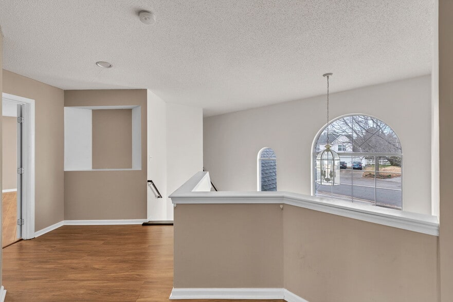 Building Photo - 3136 Sacramento Dr