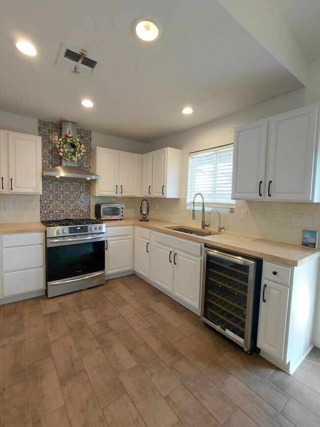 Building Photo - Modern Comfort Meets Family-Friendly Living in a Great Neighborhood