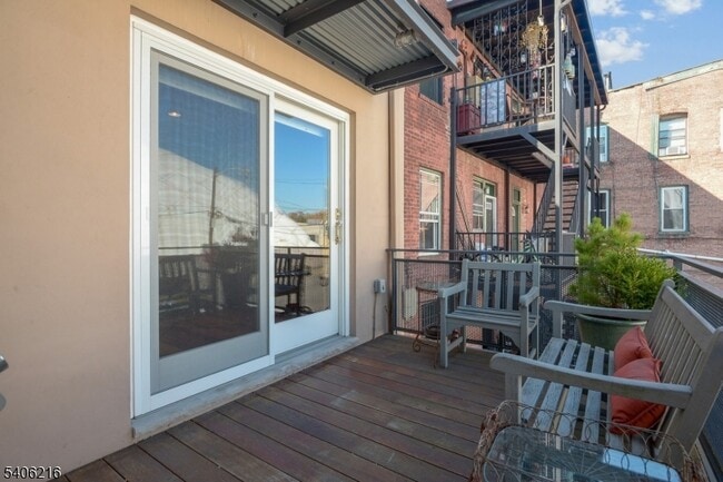 Building Photo - 94 Walnut St