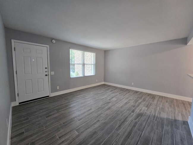 Building Photo - 2504 Manor Cir