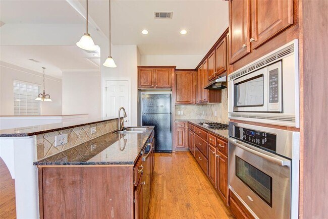 Building Photo - 10808 Almeda Park Dr