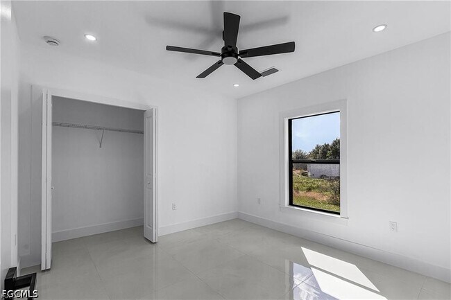 Building Photo - 844 Millpond St E
