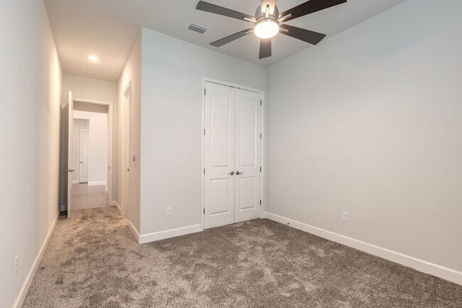 Building Photo - Like new home in Mosaic subdivision. 3 car garage