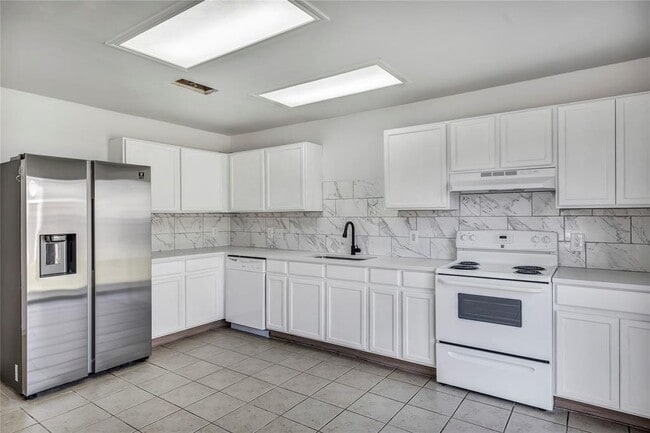 Building Photo - 2400 Byfield Dr