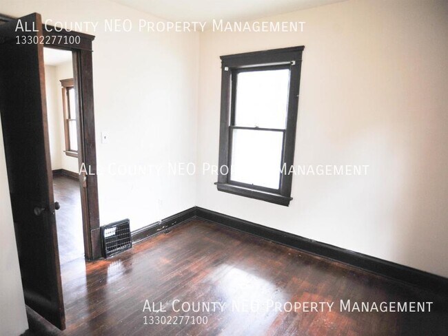 Building Photo - 2 bedroom, 1 bathroom apartment in Akron