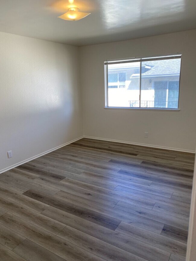 Building Photo - Spacious 4/2 condo available soon!