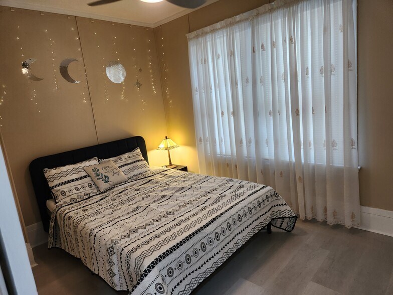 Building Photo - 15 Grant St