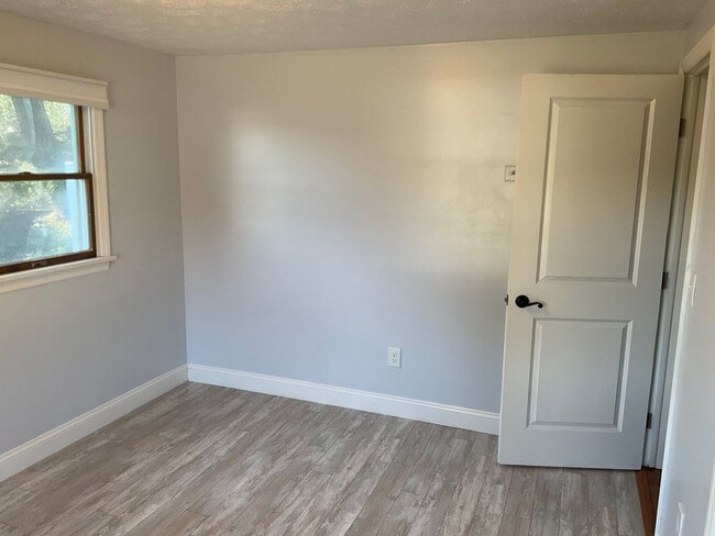 Building Photo - Spacious 3bed 3 bath Split-Level in Bethel...