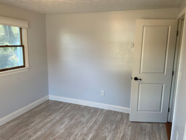 Building Photo - Spacious 3bed 3 bath Split-Level in Bethel Park – Updated Interiors & Private Backyard Oasis