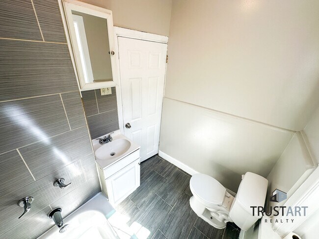 Building Photo - 3 Bedroom townhome in Mantua, Philadelphia!