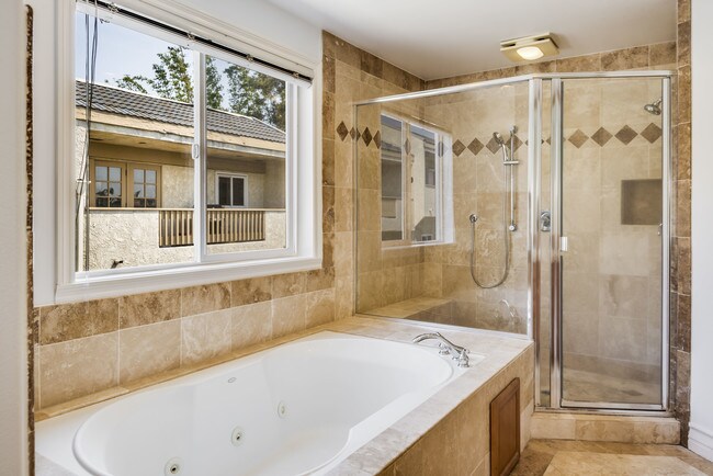 Jacuzzi tub & Walk-in Shower - 513 N Juanita Ave