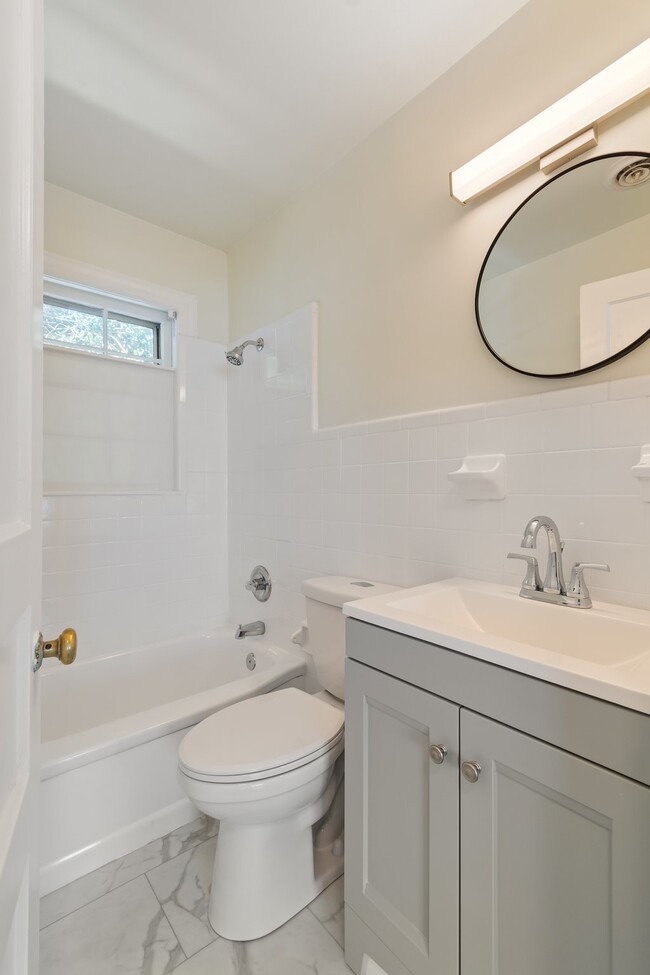 Building Photo - Freshly renovated duplex near Charlotte Av...