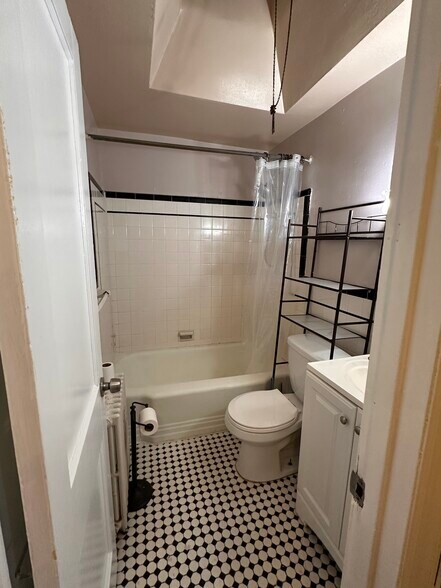 Bathroom - 1335 E Sedgwick St