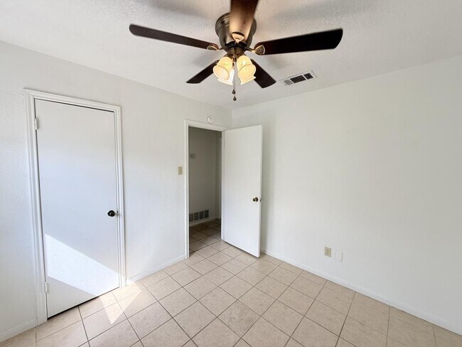 Building Photo - 206 Jason Dr