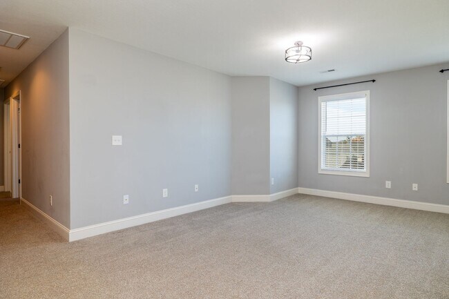 Building Photo - Maryville 37801 - 4 bedroom, 2.5 bath home...