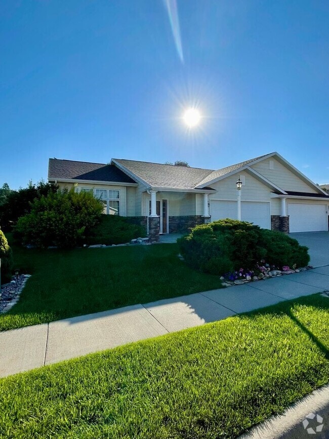Building Photo - 55 and Older Community - 2 Bed, 2 Bath Tow...