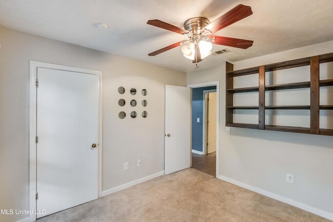 Building Photo - 201 Shadow Cove