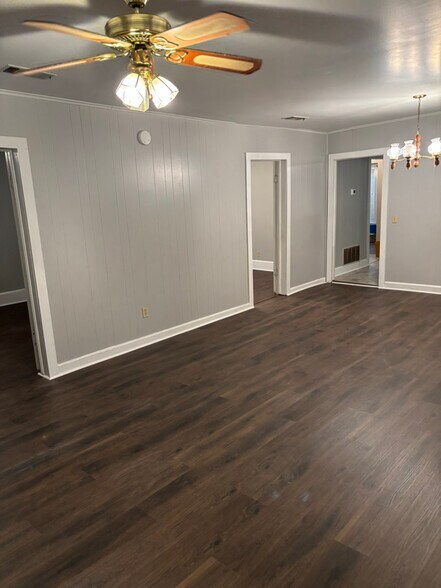 Building Photo - 319 Railroad St