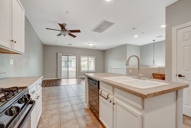 Building Photo - Gorgeous Three Bedroom in the Northwest!