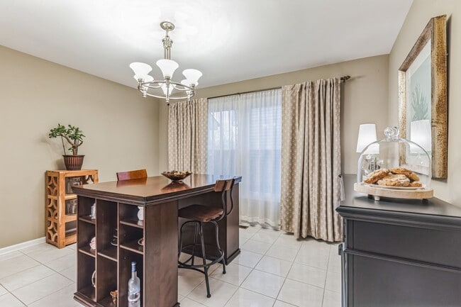 Building Photo - Fully Furnished 4 Bedroom 2.5 bathroom home in Bloomingdale