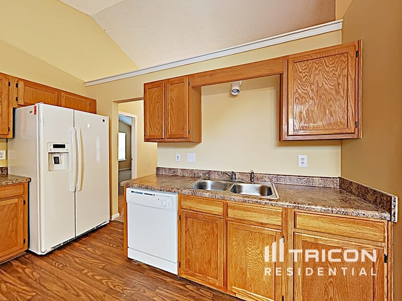 Building Photo - 113 Carriage Oaks Dr