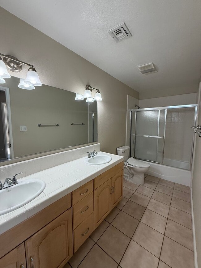 Building Photo - 3 bedroom, 1 1/2 bath home in Thousand Oaks