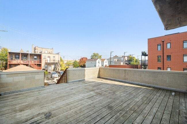 Building Photo - 2030 W Warren Blvd