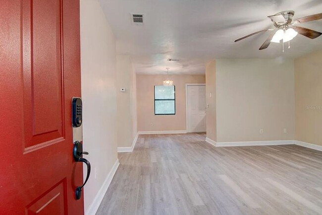 Building Photo - Welcome to this cozy 2-bedroom, 1-bathroom...