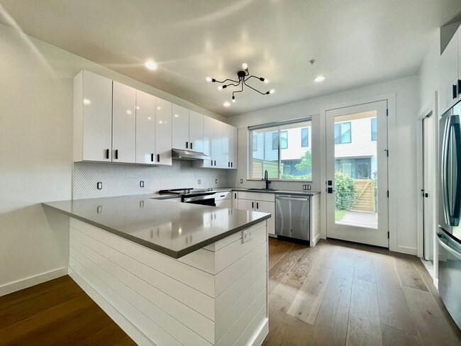 Building Photo - Modern High-End Townhome!