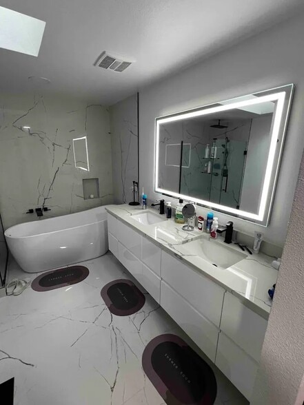 Building Photo - 16908 River Rock Dr