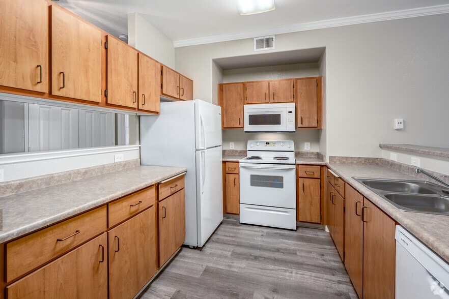 2BR, 2BA - 1,081SF - Kitchen - River Oaks Apartments - Yuba City