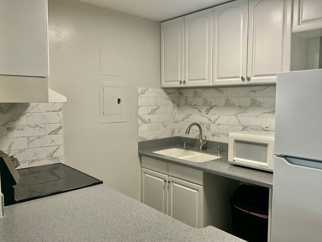 Building Photo - Beautiful 1/1/1 with Sunset Views