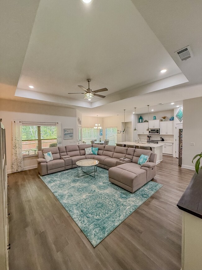 Building Photo - 2437 Hilton Dr