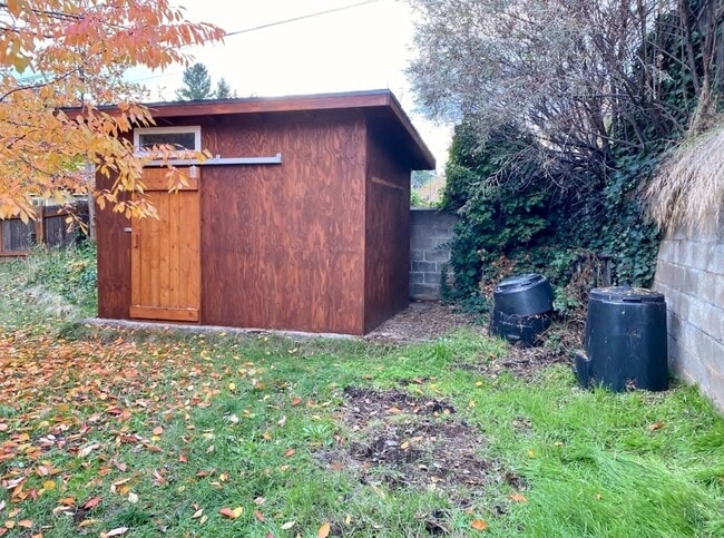 Building Photo - Adorable White Salmon Home!