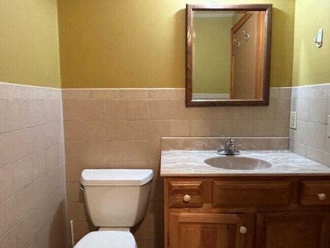 Building Photo - Spacious 4 BR/4 BA Single-Family Home in a Beautiful Wayzata/Minnetonka Neighborhood!