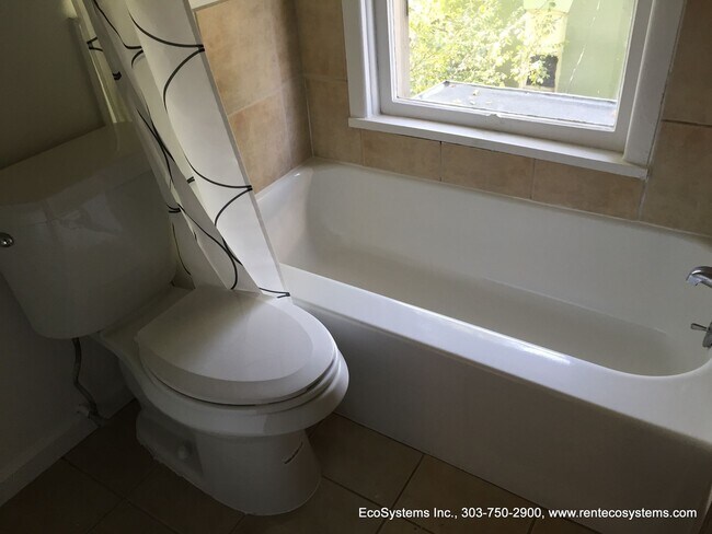 Building Photo - Top Floor Renovated 1 Bed/1 Bath Apartment in Victorian 4-Plex