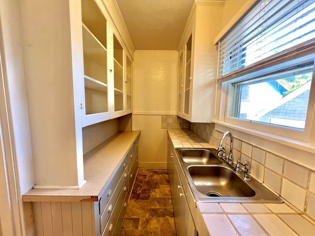 Building Photo - Charming Clinton Neighborhood Home 2 Bed 2 Bath — Close to Downtown & Division Street!