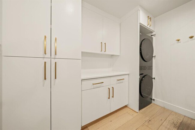 Building Photo - 912 Mansell Ave