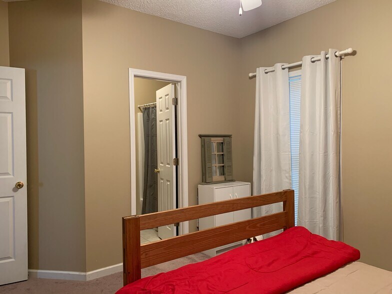 Full Sized Bedroom (Private Bath) - 423 N Donahue Dr