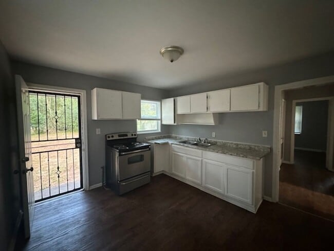 Building Photo - 304 Camellia Cir