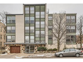 Building Photo - 821 Douglas Ave