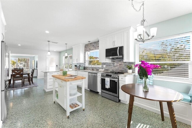 Building Photo - 108 11th Ave