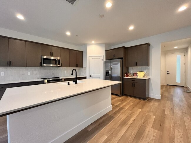 Building Photo - 2827 E Colina Dr