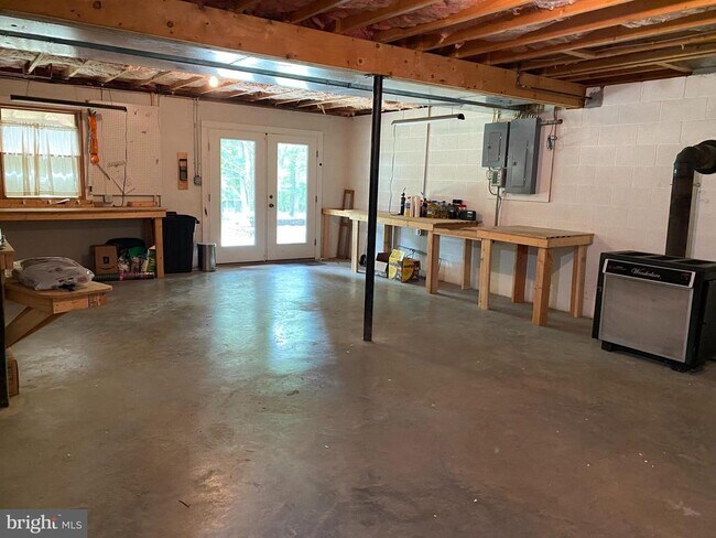 Building Photo - 1909 Back Mountain Rd