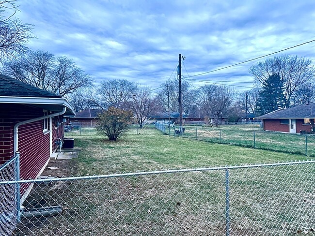 Building Photo - 305 Primrose Ln