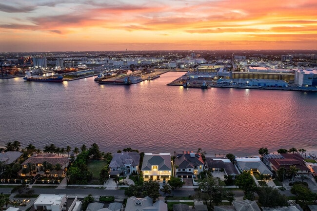 Building Photo - 1957 Harbourview Dr